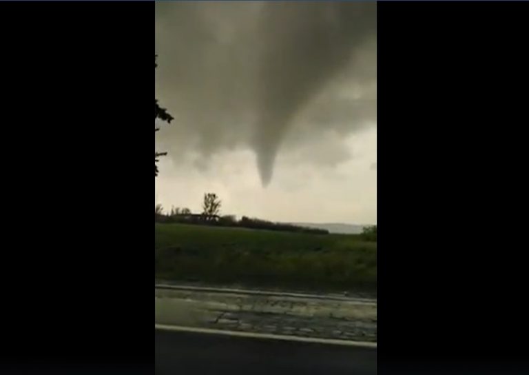 VIDEO | Imagini spectaculoase cu o tornadă surprinsă la Botoșani
