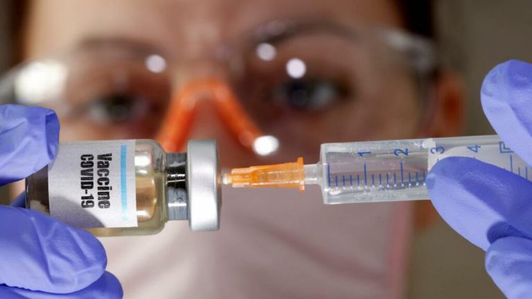 Nu contează câți ani ai, două doze de vaccin Pfizer nu sunt suficiente, susține un studiu publicat de revista Nature