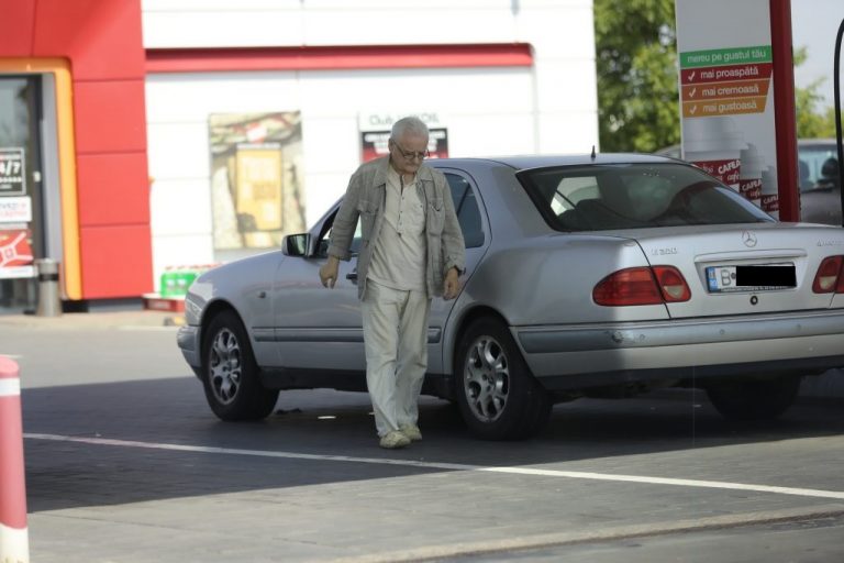 Irinel Columbeanu, ajuns la sapă de lemn după ce a tocat averea tatălui său, fost grangur comunist. Cum a fost surprins de paparazzi