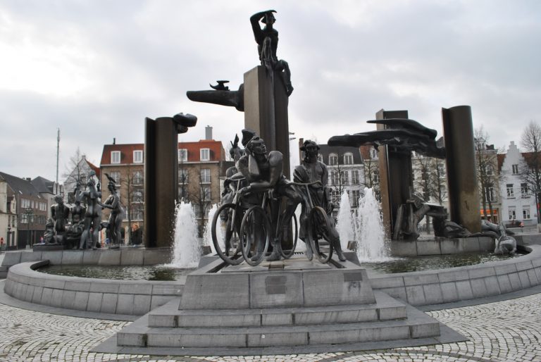 Un grup statuar de bronz din Bruges, topit şi vândut la fier vechi de o grupare de hoți din România