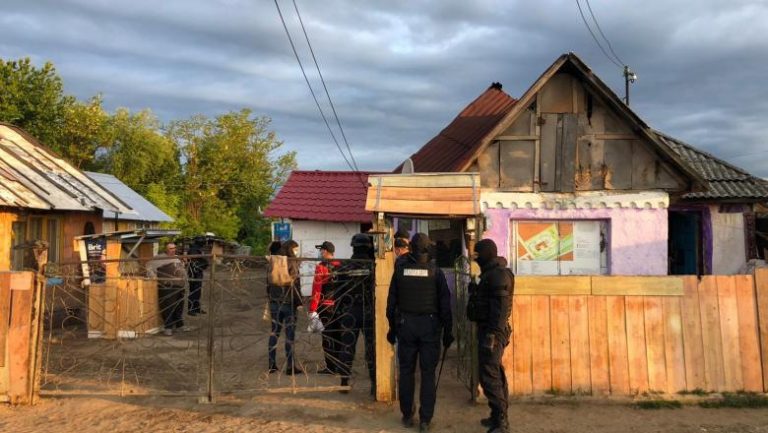 O familie din Maramureș este acuzată de DIICOT că răpea bărbați pe care îi bătea și îi exploata ca sclavi la o fermă