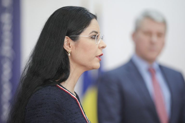 VIDEO | Gabriela Firea, ironizată de Ana Birchall cu o piesă de la Simon & Garfunkel. Firea încă tace în scandalul postacilor de la primărie