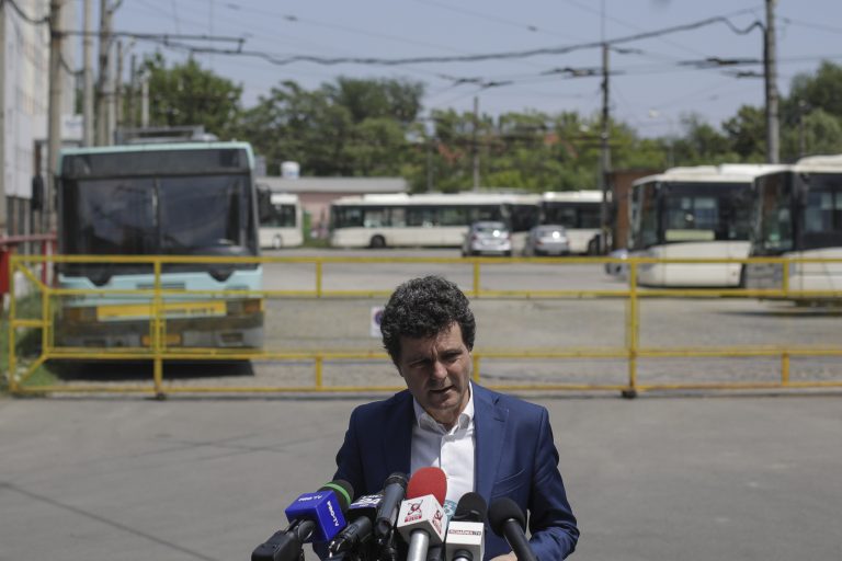 Nicușor Dan: Firea, „un primar plângăcios”. Cum poate pierde Capitala banii UE pentru tramvaie
