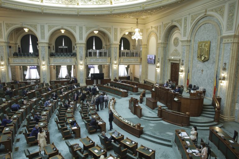 Impozitarea cu până la 85% a tuturor pensiilor speciale din România, adoptată de Camera Deputaților