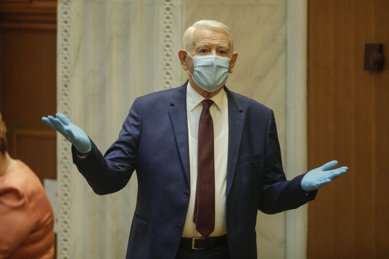 „Armata” lui Dan Voiculescu vrea să oblige firmele să angajeze pensionari pe post de consilieri. Meleșcanu și Căprar, printre inițiatori