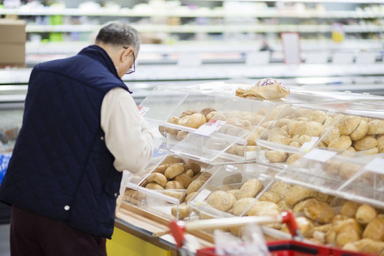 Românii vor cheltui cu 12% mai puţin decât anul trecut pe mâncare, cadouri şi decoraţiuni de sărbători – studiu
