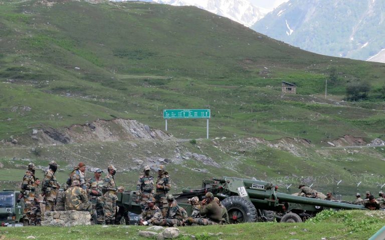 A început războiul între două mari superputeri. 20 de militari uciși