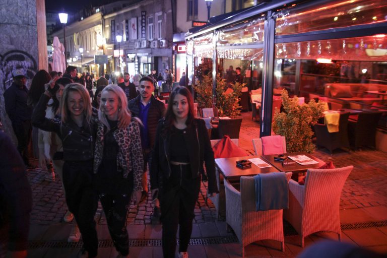 FOTO | A început „marele dezgheț” al teraselor din Capitală, încă de la miezul nopții. 1 iunie, startul celei de-a doua etape de relaxare