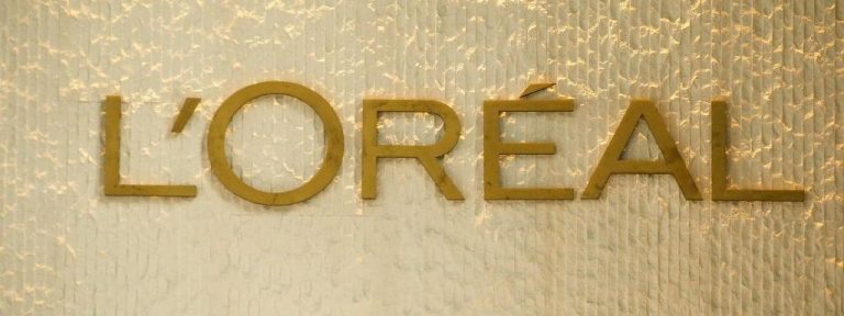 L’Oréal anunță eliminarea anumitor cuvinte, cum ar fi ”alb”, „albire” sau ”clar” din produsele sale cosmetice