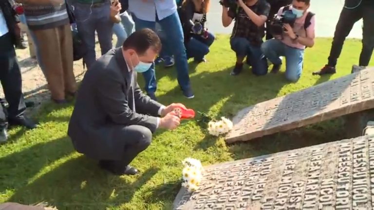 VIDEO | Premierul a depus coroane la monumentul Mineriadei și la Km 0 al democrației, din Piața Universității
