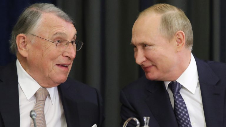Klaus Mangold, un apropiat al lui Putin, s-ar afla în spatele deciziei lui Viktor Orbán de a ajuta compania Audi