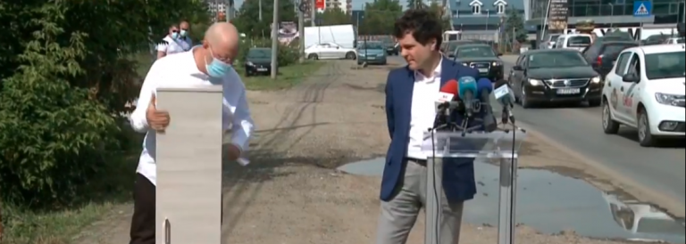 Romanian running for Bucharest mayor heckled by deputy mayor at outdoor press conference