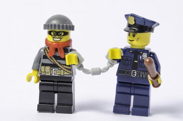 Corectitudinea politică, la turație maximă: LEGO suspendă promovarea figurinelor care reprezintă Poliţia