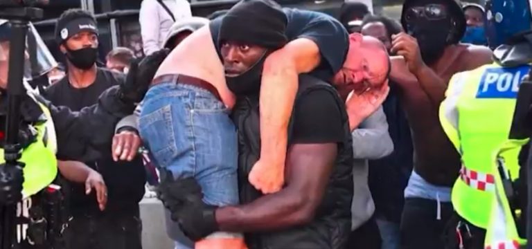 VIDEO | Expertul în arte marțiale care l-a salvat pe un protestatar de extrema-dreaptă