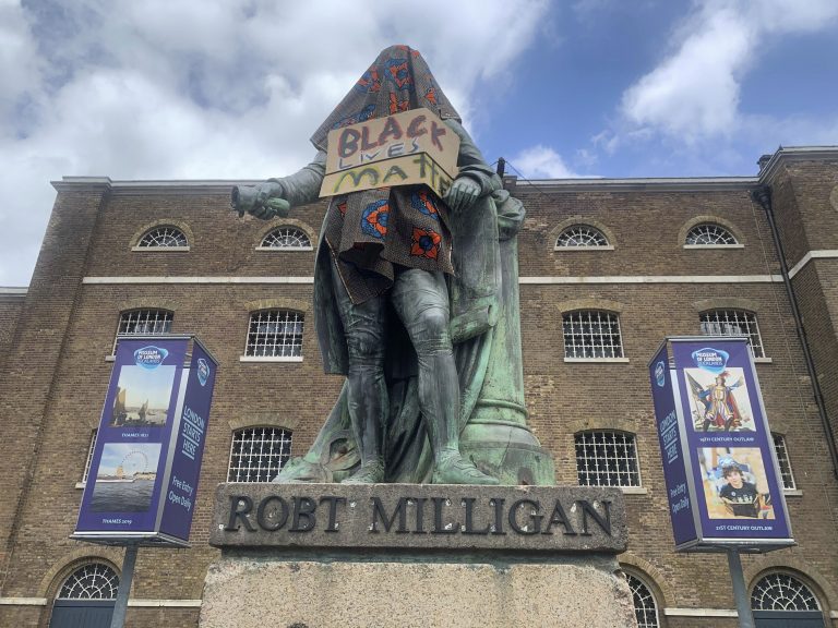 VIDEO| În urma protestelor, oficialii londonezi au mai dat jos o statuie a unui comerciant de sclavi