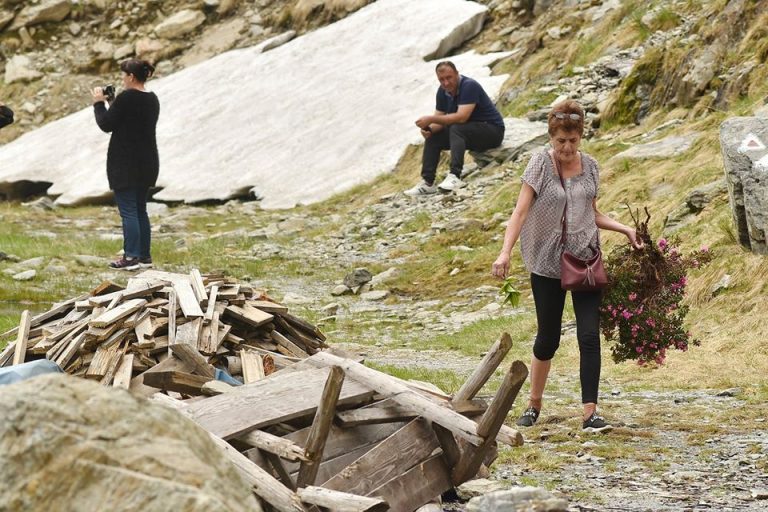 Salvamont Argeș: Reamintim troglodiţilor că bujorul de munte e specie protejată. În ciuda legendelor, nu mai scoală nimic