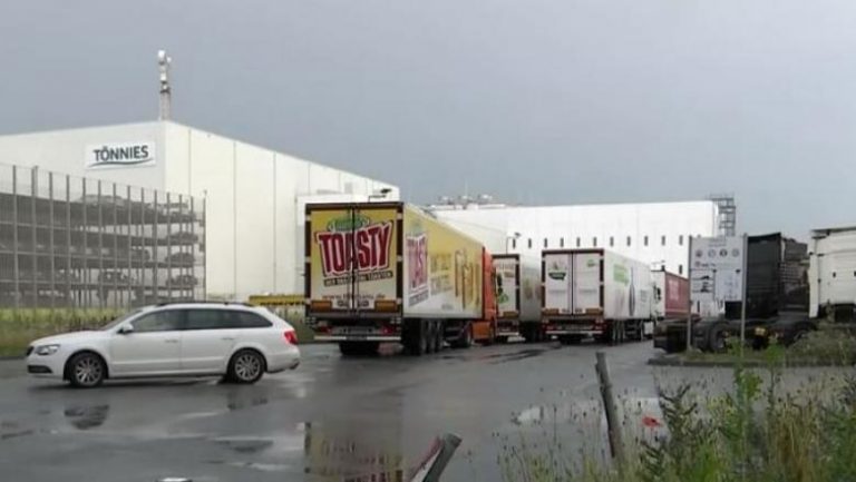 Explozie Covid-19 la un abator din Germania: 650 de români infectați cu noul coronavirus. 17 au plecat din locul în care erau izolaţi
