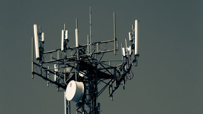 Angajații unei firme din Peru au fost sechestrați de teama conspirației că vor instala antene 5G cu Covid-19