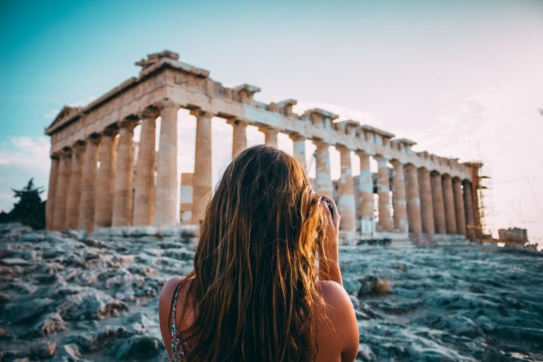 De ce vor trebui să poarte turiștii în Grecia, de la 1 iulie, un cod de bare