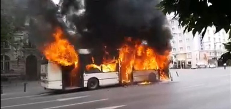 Nicușor Dan: „Troleibuzul în flăcări ilustrează perfect incompetenţa administraţiei Firea”