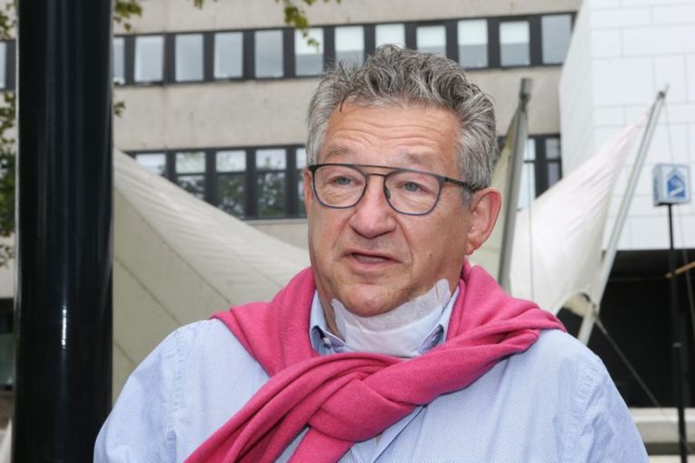 „Am avut noroc că a fost un cuţit scurt”. Primarul din Bruges, înjunghiat în gât, spune că îl cunoaşte pe atacator