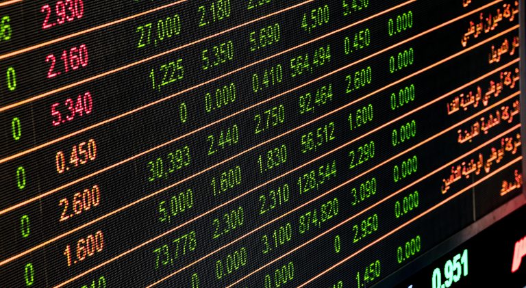 Bursele europene și moneda euro au scăzut după ce Trump a amenințat că va impune tarife de 50%