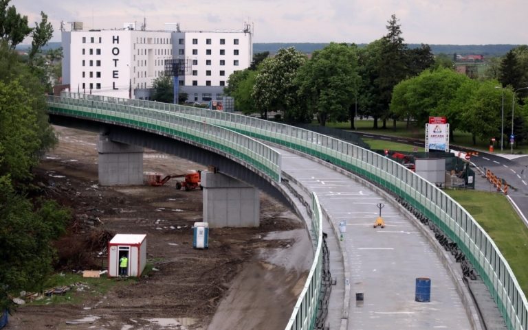 Constructorii căii ferate Aeroportul Henri Coandă – Gara de Nord, salvați de pandemie
