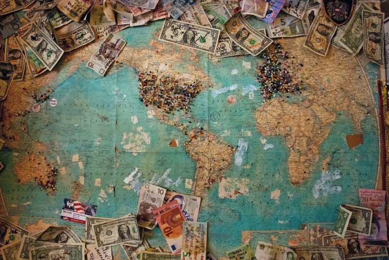 Bloomberg: Europa revine la epoca „banilor la saltea”. Sute de miliarde de euro nu intră în circuitul economiei