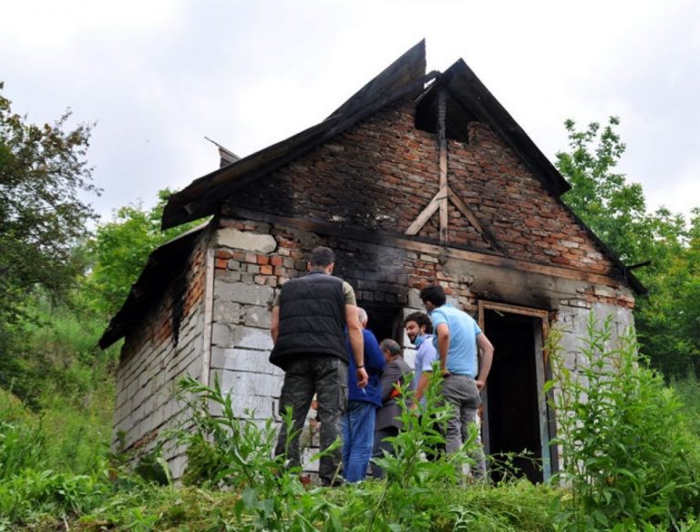 Trei minori, dintre care unul de doar 12 ani, au ars de viu un tânăr de 29 de ani, după ce l-au bătut