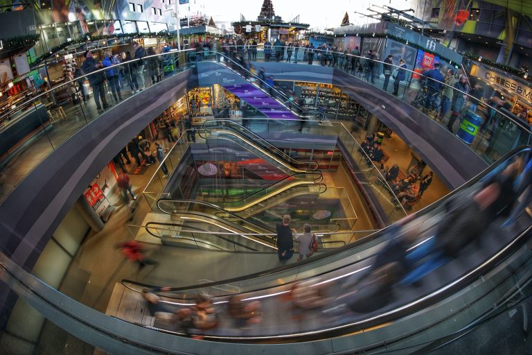Start celei de-a treia etape de relaxare. Se deschid mall-urile, piscinele exterioare, sălile de fitness. Destinațiile spre care va fi permis traficul aerian spre și dinspre România