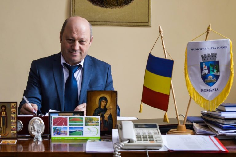 Cum vrea primarul din Vatra Dornei să scape de Covid-19: Băgăm virușii în conducte și îi gazăm