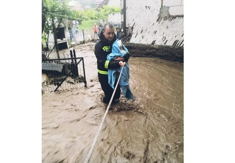 Povestea pompierului fotografiat cu un bebeluş în braţe, la inundaţiile din Rodna. Vela: „Aceştia sunt eroii zilelor noastre”