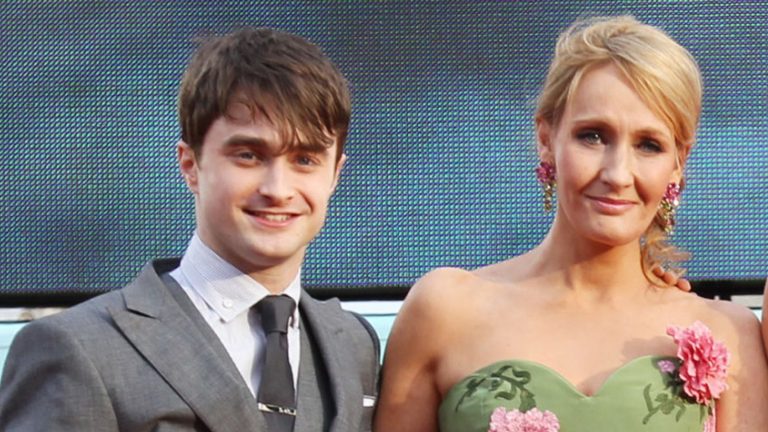 Autoarea seriei Harry Potter, J.K.Rowling, aspru criticată de actorul Daniel Radcliffe pentru comentariile ei despre transgenderi