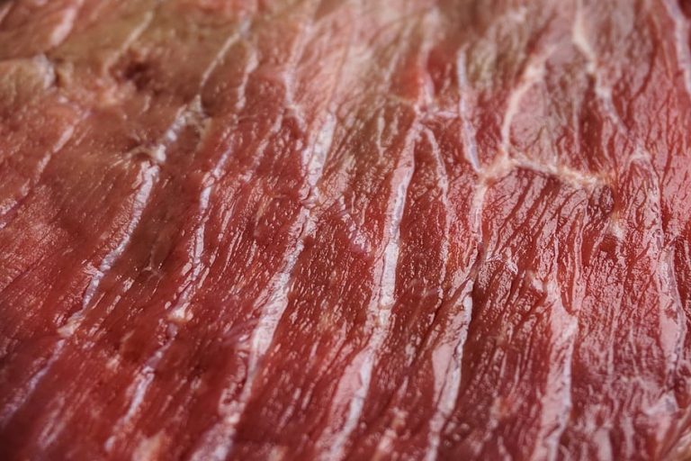 De ce COVID-19 se poate răspândi rapid în fabricile de procesare a cărnii. NY Times, despre cazul românilor din Germania