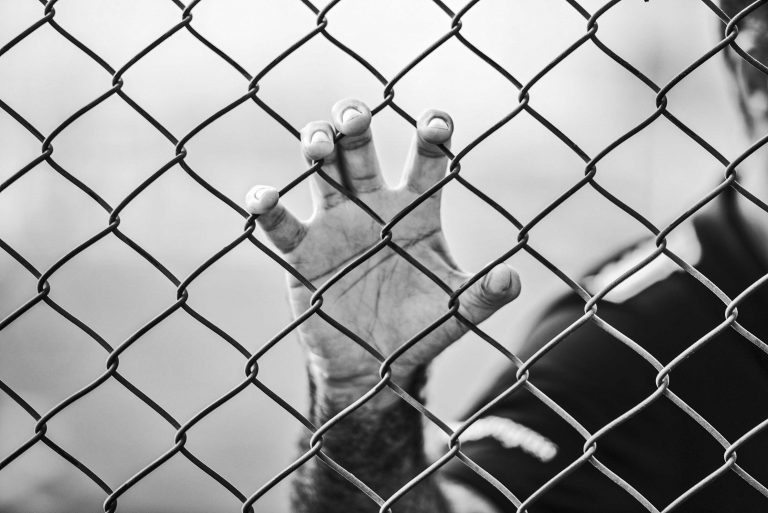 Evadare spectaculoasă, cu pila, dintr-un penitenciar italian. Deținuții au promis că se întorc după ce îşi rezolvă problemele