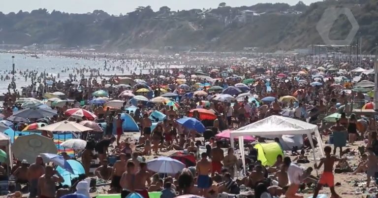 VIDEO | Scene șocante în sudul Angliei: O jumătate de milion de oameni s-au înghesuit pe plaje, în ciuda epidemiei. Reacția autorităților