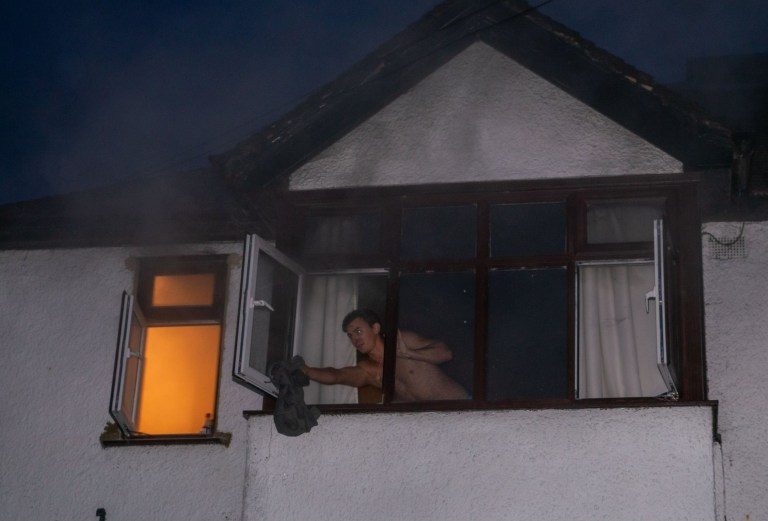 Un român a devenit erou în Marea Britanie după ce și-a salvat vecinul dintr-o clădire cuprinsă de flăcări