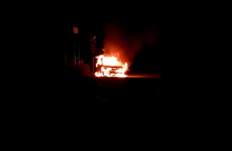 VIDEO. Sindicatul Europol: Maşina şefului Sectorului Poliţiei de Frontieră Vişeu de Sus a fost incendiată