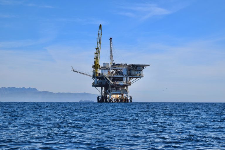 Bloomberg: Românii sunt favorabili extracției de gaze din Marea Neagră, însă liderii de la București bat pasul pe loc