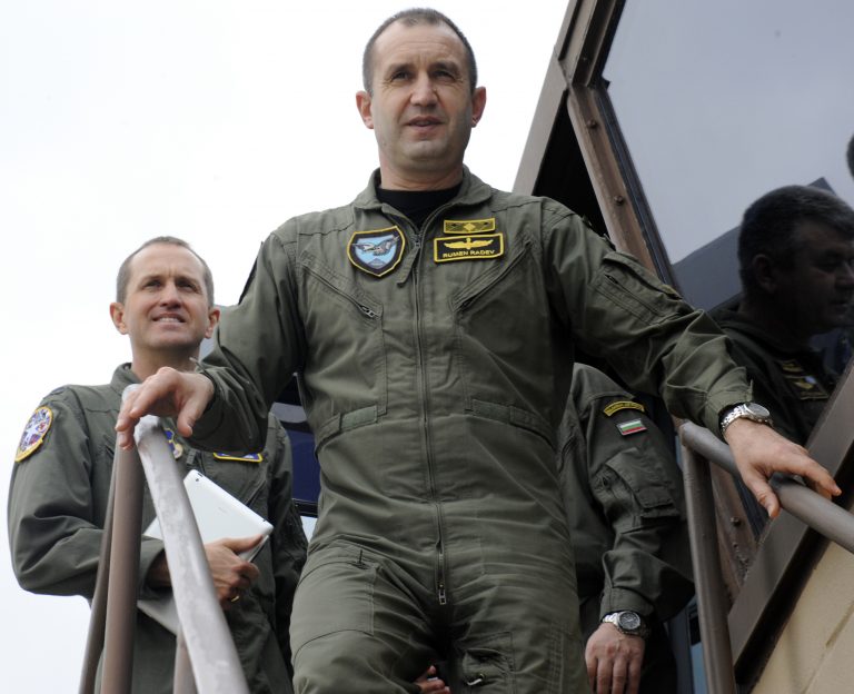 Atmosferă de „Caracatița” în Bulgaria. Percheziţii la sediul administraţiei prezidenţiale: un consilier şi un secretar ai preşedintelui Radev, arestaţi