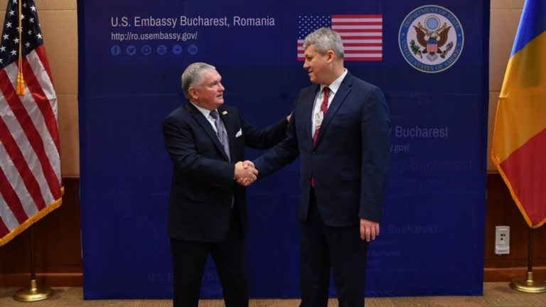 Ambasadorul SUA: Ministrul Predoiu este lider în lupta împotriva corupţiei şi a crimei organizate. Îi suntem recunoscători