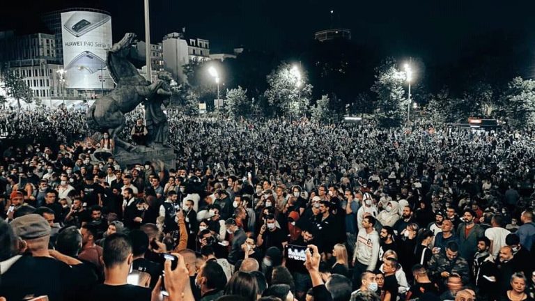 Noi încleștări la Belgrad între forțele de ordine și manifestanți. Printre protestatari, și naționaliști anti-independența Kosovo