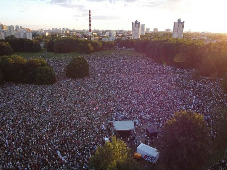 „M-am săturat să accept totul”. Belarus fierbe: zeci de mii de persoane la un miting al opoziției, cu o săptămână înaintea alegerilor