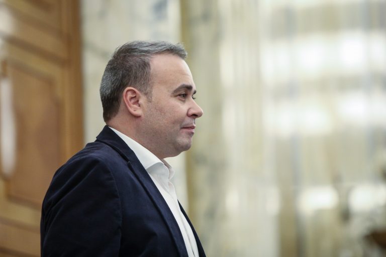 Pedeapsa lui Darius Vâlcov, redusă de la şase ani la cinci ani; ICCJ a admis recursul în casaţie. Decizia de confiscare a sumei de 6,2 milioane de lei, menţinută