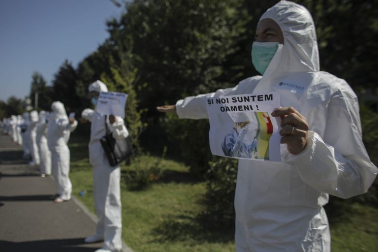 Federația Sanitas: Criză de cadre în lupta anti-Covid, mulți poartă pamperşi pe sub combinezoane