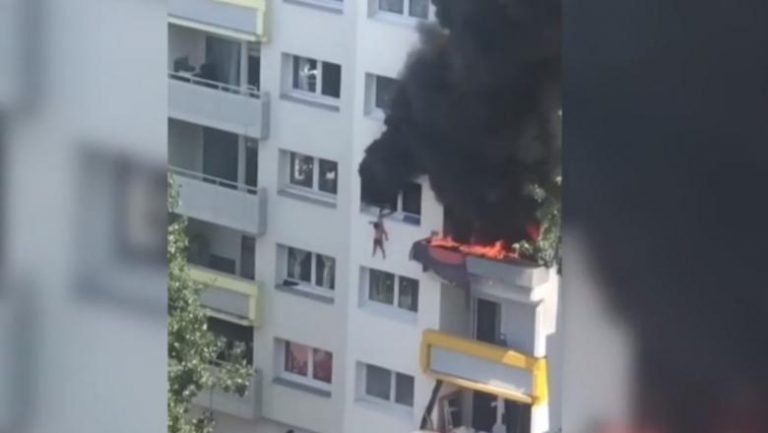 VIDEO Doi copii, salvați de trecători după ce au sărit de la etajul 3 pentru a scăpa de incendiu
