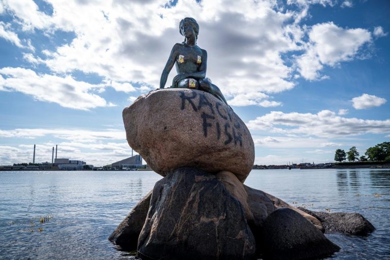 Celebra statuie ”Mica Sirenă” din Copenhaga, vandalizată și catalogată drept ”pește rasist”