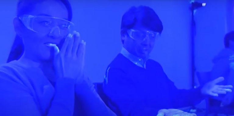 VIDEO. Experiment cu ultraviolete: Cât de rapid se transmite coronavirusul într-un restaurant cu autoservire