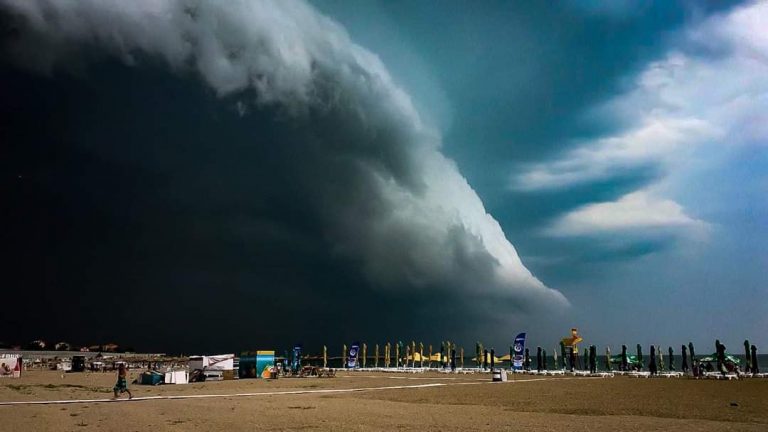 Beautiful Nature: Giant cloud looms over Romanian Black Sea resort