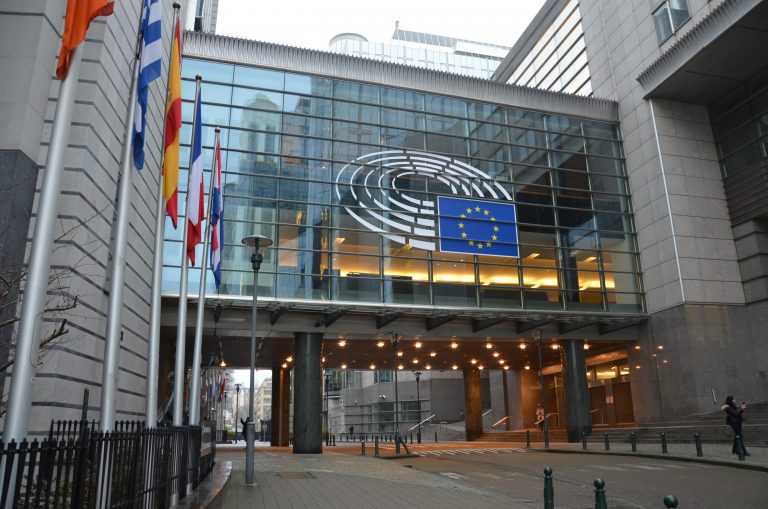 Eurodeputații vor să modifice acordul comercial convenit între UE și SUA